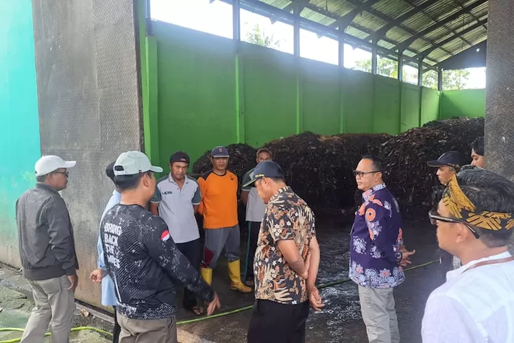 BERKUNJUNG : Walikota Depok Supian Suri dan Wakil Walikota Chandra Rahmansyah tinjau lokasi UPS bersama Lurah Duren Seribu Kiki Mutakin (kanan) di RW4 Kelurahan Duren Seribu, Kecamatan Bojongsari, Jumat (22/3). (RISKY DWI LESTARI/RADAR DEPOK)