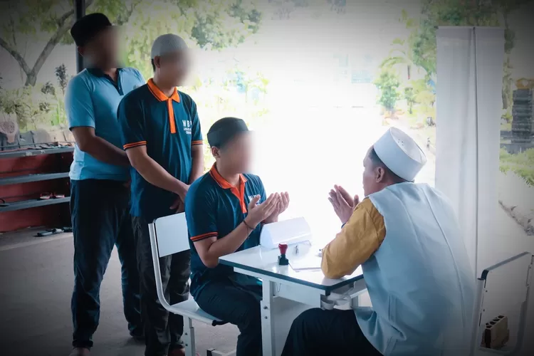 Lapas Cibinong memberikan fasilitas menerima dan menyalurkan Zakat Fitrah melalui panitia amil zakat di Masjid At Taubah baik untuk petugas maupun warga binaan Lapas Cibinong, Senin (24/3).