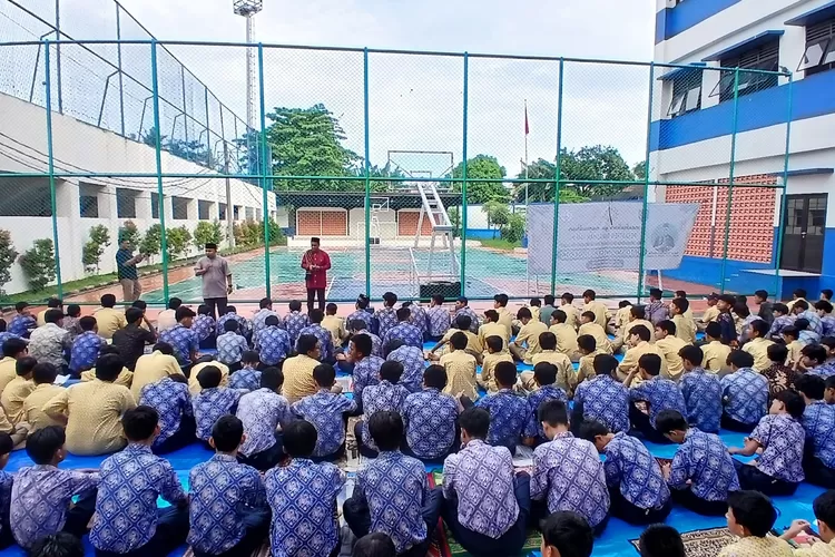 Pelaksanaan Pesantren Ramadan yang dilaksanakan di halaman SMPN 30 Depok, yang terletak di Jalan Gelatik Raya, Kelurahan Depok Jaya, Kecamatan Pancoranmas.  (ANDIKA EKA/RADAR DEPOK)