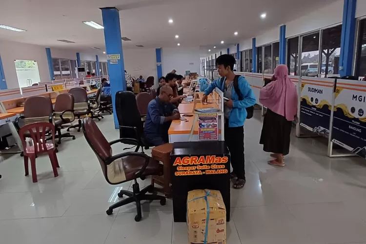 Suasana pembelian tiket di Terminal Tipe A Jatijajar, di Kecamatan Tapos, Kota Depok. (ANDIKA EKA/RADAR DEPOK)
