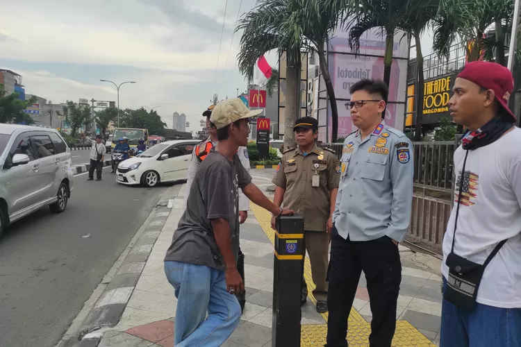 TERTIB : Dishub bersama Satpol PP Kota Depok, saat operasi gabungan menertibkan Pak Ogah, Rabu (26/3). (ALDY RAMA/RADAR DEPOK)