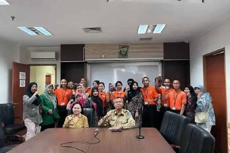KOMPAK : Kepala Disnaker Kota Depok, Sidik Mulyono (tengah) foto bersama para peserta yang akan diberangkatkan ke Jepang (DOKUMEN DISNAKER DEPOK)