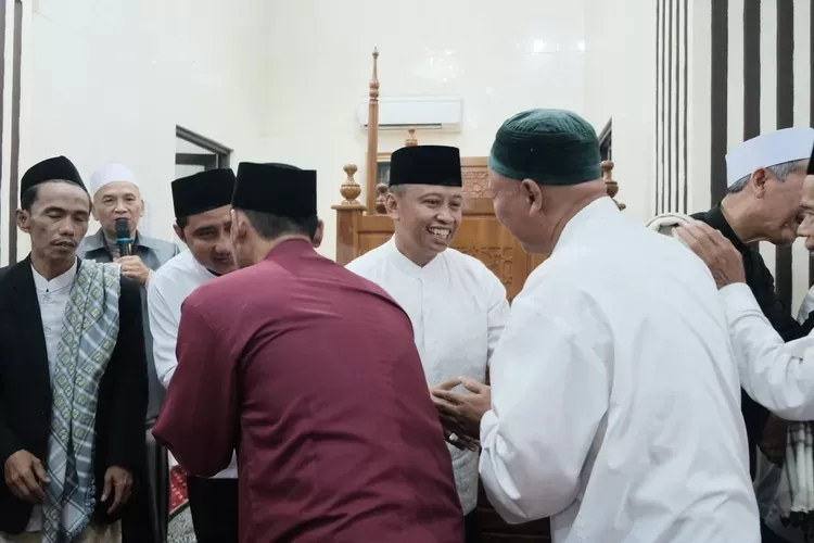 Walikota Depok, Supian Suri bersama Wakil Walikota Depok Chandra Rahmansyah foto bersama jamaah Masjid Al Ittihad Kelurahan Bojong Pondok Terong, Kecamatan Cipayung saat Tarling Tingkat Kota Depok, Senin (24/3). (DOKUMEN PEMKOT DEPOK)