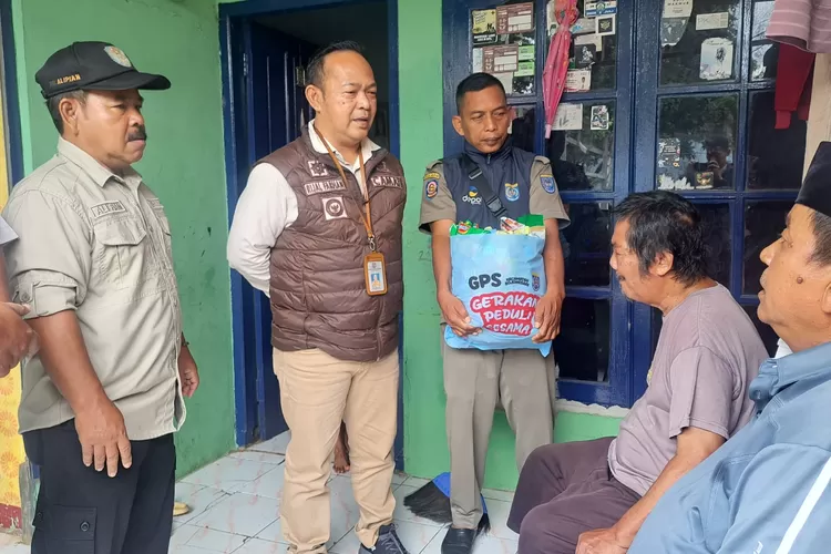 AKSI NYATA : Camat Bojongsari, Rijal Farhan beserta aparatur Kecamatan Bojongsari saat menyerahkan sembako kepada warga RT1/5 Kelurahan/Kecamatan Bojongsari pengidap stroke, Selasa (25/3).  (RISKY DWI LESTARI/RADAR DEPOK)