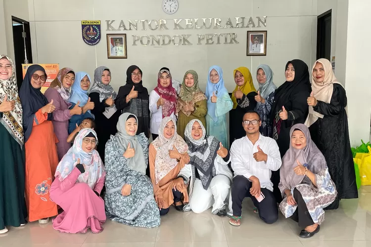 Kegiatan 60 santunan anak yatim dengan Sekretaris Kelurahan Pondok Petir Yuli Lestari (tengah) dan TP PKK Pondok Petir Siti Sopiah (kanan) di Aula Kelurahan Pondok Petir, Kecamatan Bojongsari.  (RISKY DWI LESTARI/RADAR DEPOK)