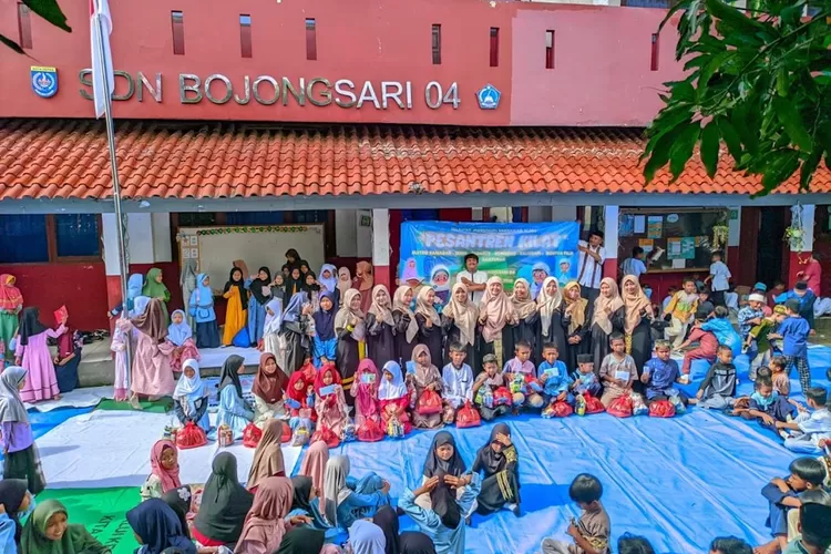 Pelaksanaan santunan yatim duafa di SDN Bojongsari 4 yang terletak di Jalan Pelita, kelurahan Bojongsari Baru, kecamatan Bojongsari.