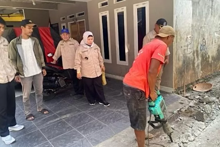 Lurah Serua Yati Heryanti dan Kasie Ekbang Aprizal Yogasara, saat meninjau pembuatan Infrastruktur, Sarana dan Prasarana (Drainase) di RW2 Kelurahan Serua, Kecamatan Bojongsari, (8/24).  (RISKY DWI LESTARI/RADAR DEPOK)