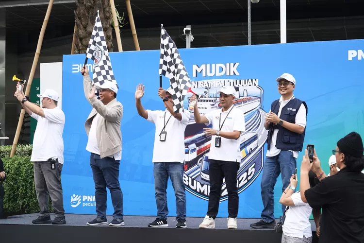 SIMBOLIS : PNM saat memberangkatkan ratusan peserta mudik.  (DOKUMEN PNM)