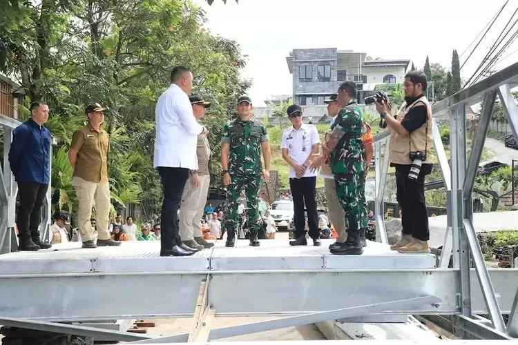 Forkopimda Kabupaten Bogor mengecek pembangunan jembatan sementara di wilayah Cisarua. (KABAR BOGOR)