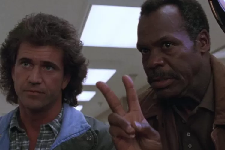 Mel Gibson dan Danny Glover dalam film Lethal Weapon 3 (imdb.com)