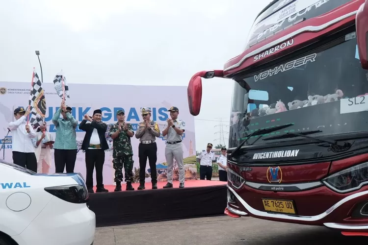 Plt Dirjen Integrasi Transportasi dan Multimoda, Suharto dan Wakil walikota Depok, Chandra Rahmansyah melepas pemudik program mudik gratis Kemenhub 2025, Kamis (27/3). (DOKUMEN PEMKOT DEPOK)
