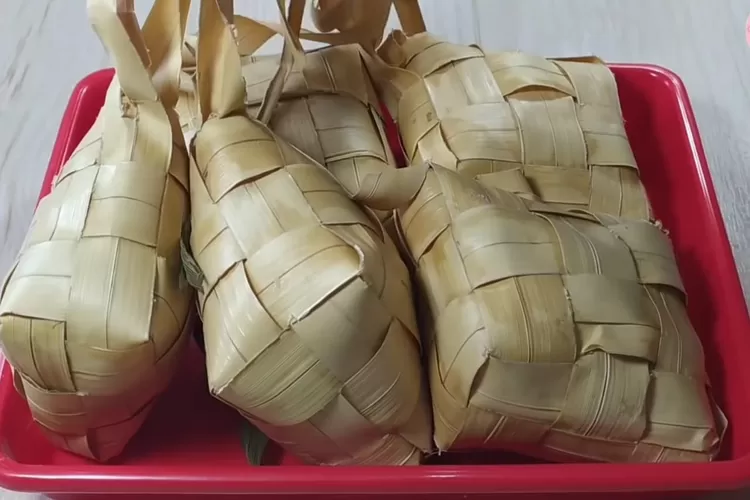 Resep ketupat hemat gas cuma perlu di masak 40 menit (Tangkapan layar Youtube Lin&rsquo;s Cakes)
