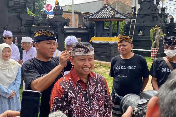 Walikota Depok Supian Suri foto Bersama dengan para pengurus Pura Prajapati Purna Pralina, Jumat (28/3). (YUSUF/RADAR DEPOK)