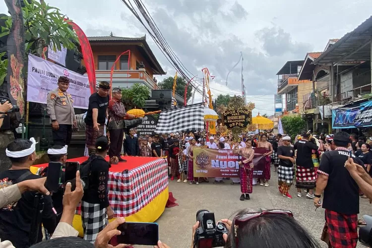 Walikota Depok Supian Suri foto Bersama dengan para pengurus Pura Prajapati Purna Pralina, Jumat (28/3). (YUSUF/RADAR DEPOK)