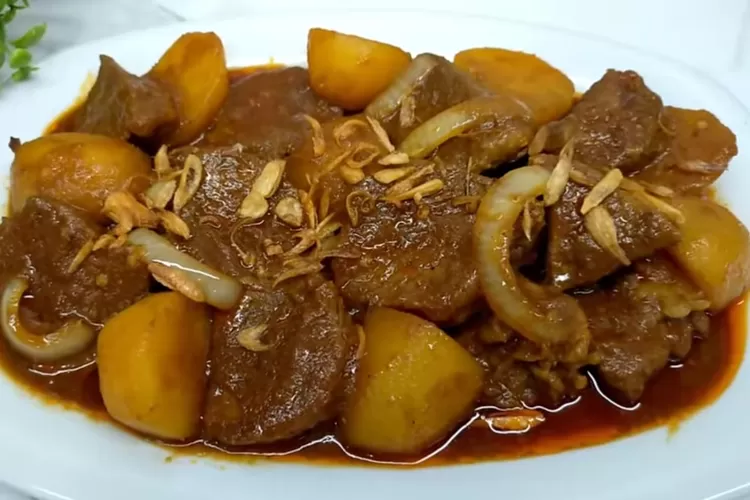 Semur daging sapi kentang yang medok dan empuk (Tangkapan layar Youtube CR COOK)