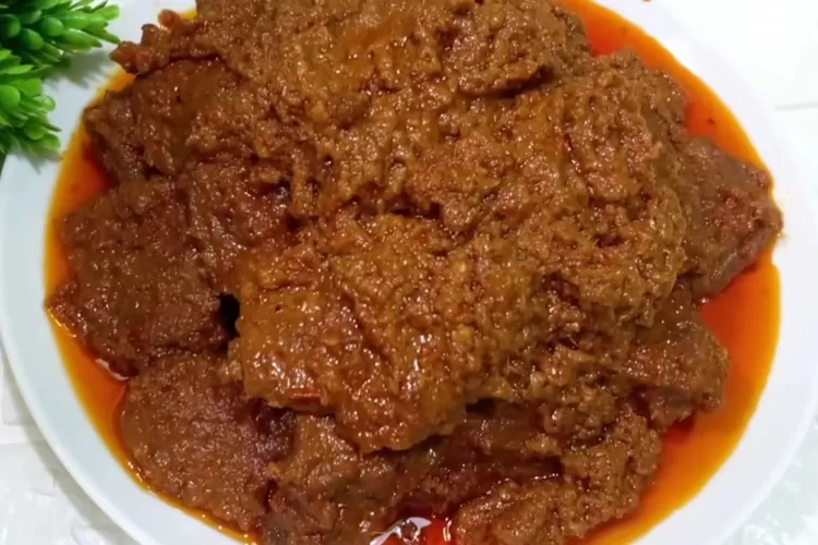Resep rendang daging sapi yang empuk dan enak di rumah (Tangkapan layar Youtube Resep Wina)