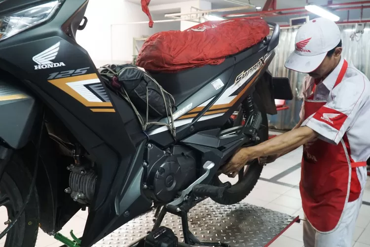 Mekanik dari AHASS sedang mengecek komponen sepeda motor. (PT Daya Adicipta Motora)