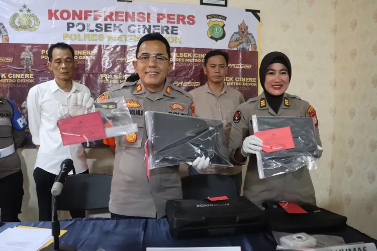 Kapolsek Cinere, AKP Pesta Hasiholan Siahaan bersama jajaran saat merilis pelaku pembobolan rumah kosong yang beraksi di Perumahan Palem Ganda Asri, Meruyung, Kecamatan Limo.  (RISKY DWI LESTARI/RADAR DEPOK)