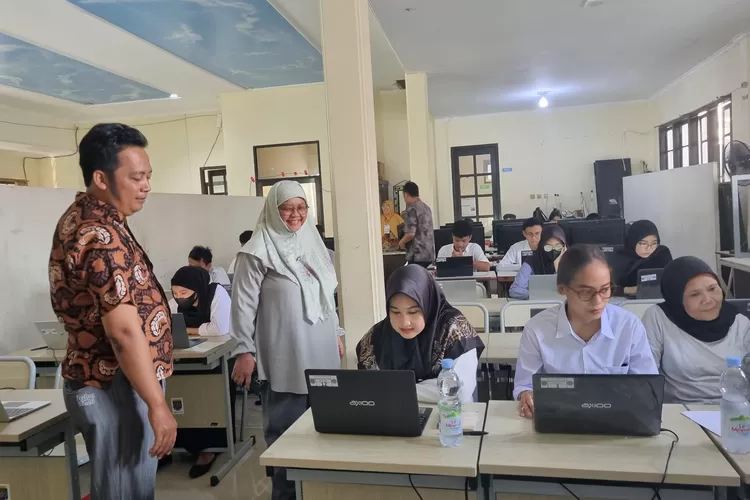 Kepala Disdik Depok, Siti Chaerijah saat meninjau salah satu kegiatan pendidikan (ANDIKA EKA/RADAR DEPOK)