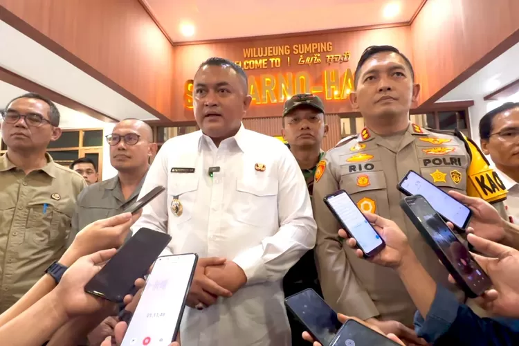 Bupati Rudy Susmanto didampingi Kapolres Bogor AKBP Rio Wahyu Anggoro memberikan keterangan pada media.  (DISKOMINFO FOR KABAR BOGOR)
