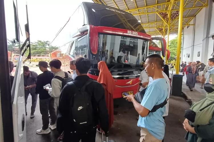 Suasana naik turun penumpang bus di Terminal Tipe A Jatijajar, Kota Depok, Senin (7/4). (ANDIKA EKA/RADAR DEPOK)