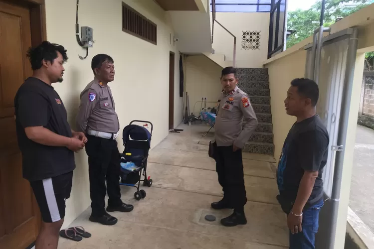 Unit Reskrim Polsek Bojongsari meninjau TKP, dan sedang pendalaman pencurian Kost Jalan Masjid Syamsul Imam, Kelurahan Bedahan, Kecamatan Sawangan, Rabu (9/4).  (RISKY DWI LESTARI/RADAR DEPOK)