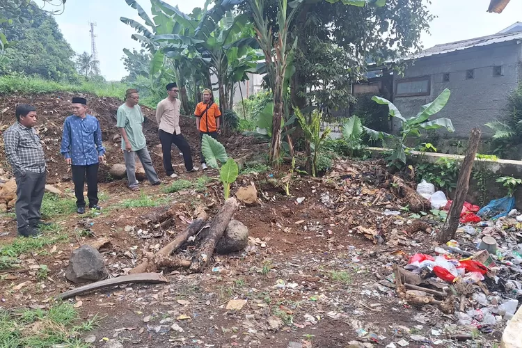 Apratur Kelurahan Duren Mekar dan warga setempat meninjau lokasi Tempat Pembuangan Sampah (TPS Liar) RT1/1, Kelurahan Duren Mekar, Kecamatan Bojongsari (9/4).  (DOKUMEN KELURAHAN)