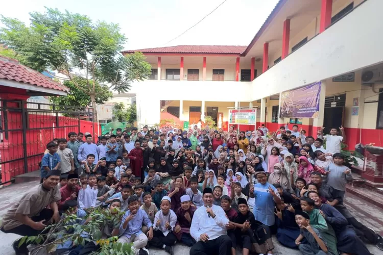 Foto bersama usai melaksanakan kegiatan Halal Bihalal di salah satu SDN di Kecamatan Cilodong, Kota Depok, Rabu (9/4/2025) (ANDIKA EKA/RADAR DEPOK)