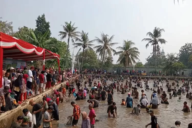 SERU : Suasana keseruan Lebaran Depok 2024 yang berlangsung di Jalan Abdul Ghani, Kelurahan Kalibaru, Kecamatan Cilodong, Mei 2024. (AGNESYA WIANDA/RADAR DEPOK)