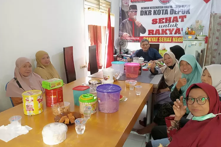 SILATURAHMI : Kediaman Ketua DKR Kota Depok, Roy Pangharapan saat menerima kunjungan dari berbagai lapisan masyarakat di Kelurahan Kemirimuka, Kecamatan Beji.  (ARNETKELMANUTU/RADARDEPOK)