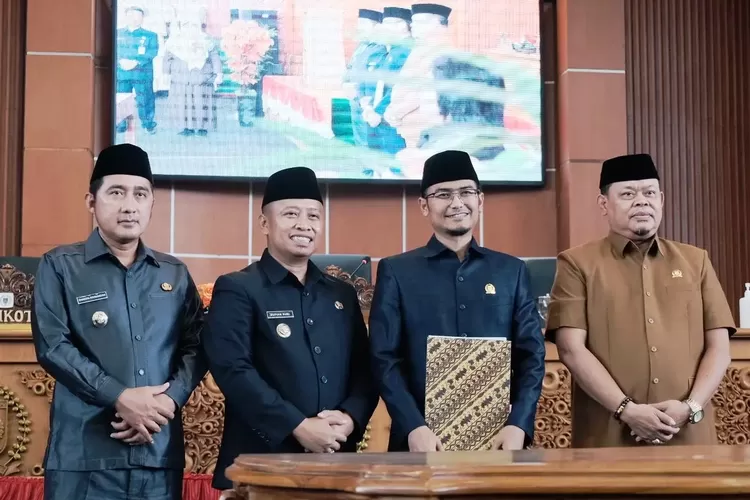Walikota Depok, Supian Suri (kedua dari kiri) didampingi Wakil Walikota Depok, Chandra Rahmansyah (paling kiri) bersama Ketua DPRD Kota Depok, Ade Supriatna (kedua dari kanan) dan Wakil Ketua DPRD Depok, Tajudin Tabri (paling kiri) usai menandatangi persetujuan DPRD Depok terhadap lima Raperda. (PEMKOT DEPOK)
