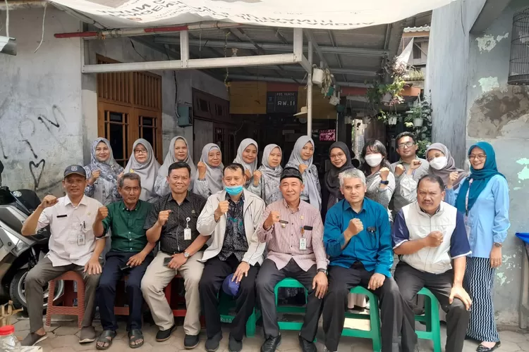 Lurah Mampang, Darmawasnyah (tengah), melakukan monitoring Posyandu Bougenville RW11, Kelurahan Mampang, Kecamatan Pancoranmas, Rabu (9/4).  (RISKY DWI LESTARI/RADAR DEPOK)