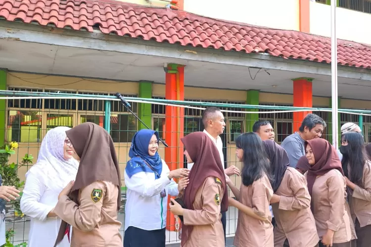 Suasana halal bihalal SMKN 2 Depok, yang terletak di Jalan Abdul Wahab, Kelurahan/Kecamatan Sawangan. (ANDIKA EKA/RADAR DEPOK)