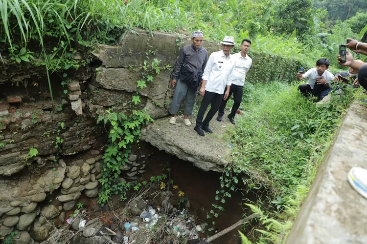 Wabup Jaro Ade meninjau kondisi fisik irigasi Sendung di Desa Sipak, Kecamatan Jasinga. ( ISTIMEWA)