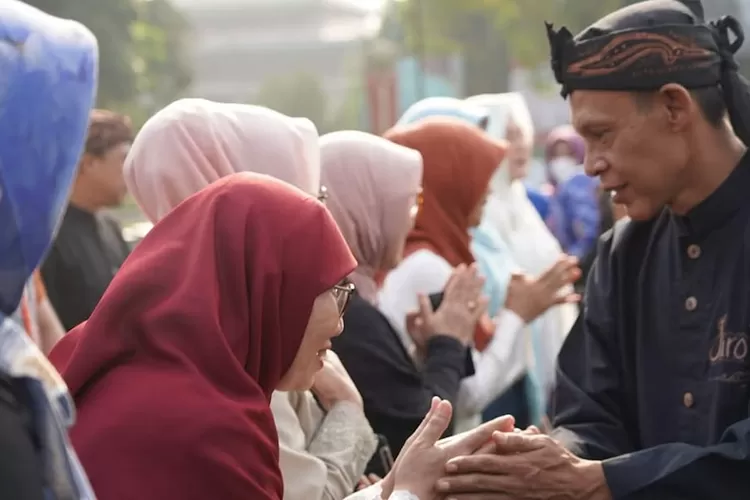 Wabup Jaro Ade menyalami pegawai Pemkab Bogor saat momen halal bihalal.  (ISTIMEWA)