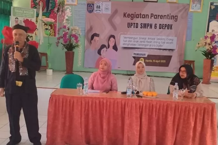 Pelaksanaan workshop parenting bagi orang tua siswa SMP Negeri 6 Depok, di aula sekolahnya, Jumat (11/4). (DOKUMEN SEKOLAH)