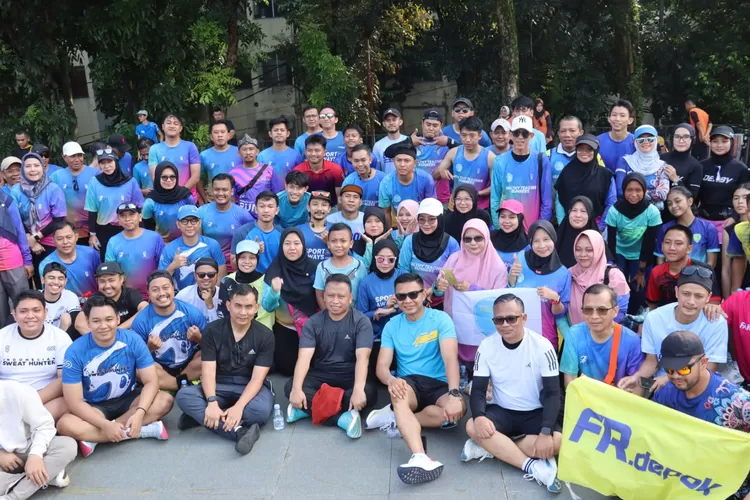 MENGHELAT : Walikota Depok, Supian Suri bersama Kapolres Metro Depok, Kombes Abdul Waras dan Dandim Depok Kol Inf Iman Widhiarto serta pegiat olahraga saat foto bersama di DOS, Lingkungan Balaikota Depok.  (DOKUMEN PEMKOT DEPOK)