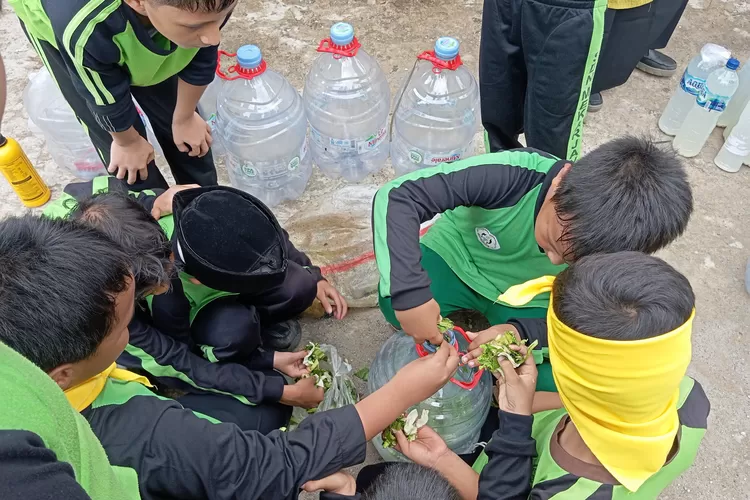 Suasana pelatihan pembuatan pupuk kompos di halaman SDN mekarjaya 20 yang terletak di Jalan Gandaria 1, Kelurahan Mekarjaya, Kecamatan Sukmajaya. (ANDIKA EKA/RADAR DEPOK)