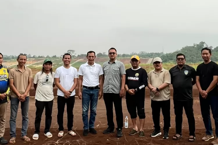 Wakil Bupati Bogor Ade Ruhandi atau Jaro Ade (lima dari kiri) dan pengurus IMI Kabupaten Bogor saat meninjau lokasi pembangunan sirkuit road race Rumpin.