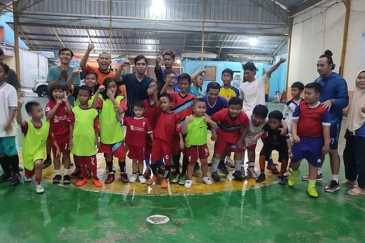 Ketua Ramah Anak di RW 16 Kelurahan Mekarjaya, Suryadi saat menunjukan kekompakan bersama anakl didiknya dalam bidang olahraga. (ANDIKA EKA/RADAR DEPOK)