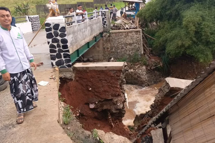 Aparatur Kelurahan Pondok Petir meninjau Jembatan Rawa Kalong di Perbatasan antara Kelurahan Pondok Petir, dengan wilayah Kabupaten Bogor, Kecamatan Bojongsari, kemarin.  (RISKY DWI LESTARI/RADAR DEPOK)