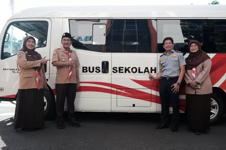 Pemerintah Kota Depok saat menerima hibah Bus Sekolah dari Kemenhub di Balaikota Depok, Senin (14/4/2025).  (DOKUMEN PEMKOT DEPOK)