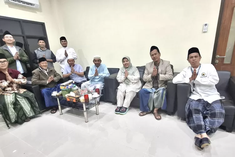 Lurah Serua Yanti Heryanti (tengah) kedatangan tamu MUI, DMI, gerakan cinta masjid (GCM), Ketua PRNU, dan Lurah Hormat, Kyai pimpinan Ponpes yatim piatu Alkamila KH. Drs Badrudin di Aula Lantai 2 Kelurahan Serua, Kecamatan Bojongsari.  (RISKY DWI/RADAR DEPOK)