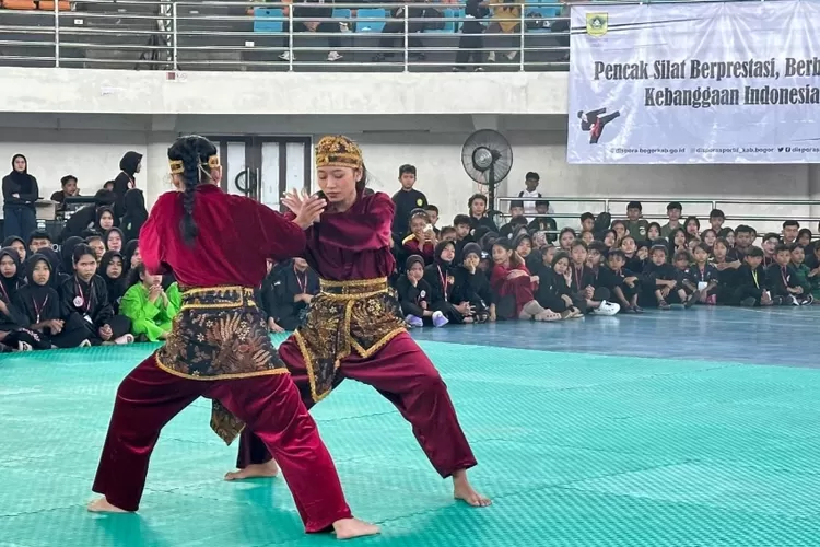 Penampilan pesilat dalam pembukaan Festival Pencak Silat Tradisi di Laga Satria Pakansari, Cibinong.