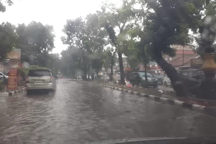 Jalan Kolonel Eddie Yoso Martadipura digenangi air selepas hujan, disebabkan pembangunan pedestrian yang tidak didukung dengan saluran air yang baik.  (ISTIMEWA)