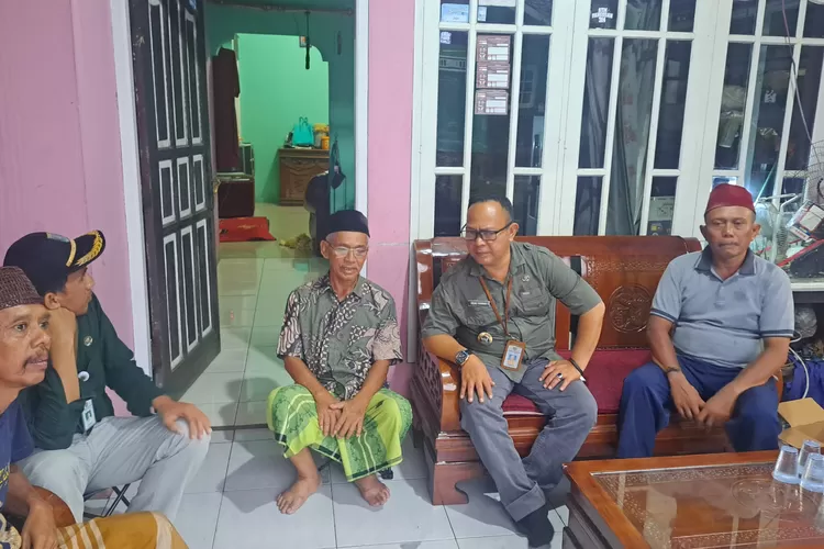 AKSI NYATA : Camat Bojongsari Rijal Farhan (kanan) dan Sekretaris Kelurahan Duren Mekar Supriyadi (kiri) memberi GPS warga Jalan H Suhaimi Parung Tengah RT2/3 Kelurahan Duren Mekar, Kecamatan bojongsari, Selasa (15/4) (RISKY DWI LESTARI/RADAR DEPOK)