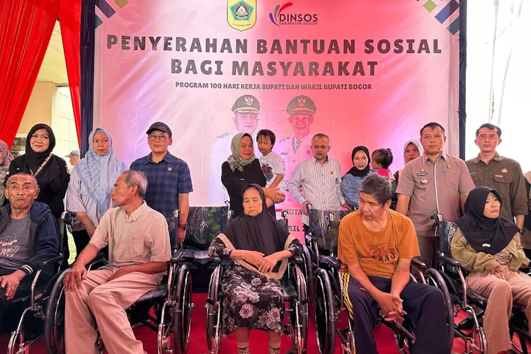 Penyandang disabilitas menerima bantuan kursi roda dari Dinsos Kabupaten Bogor.  (ISTIMEWA)