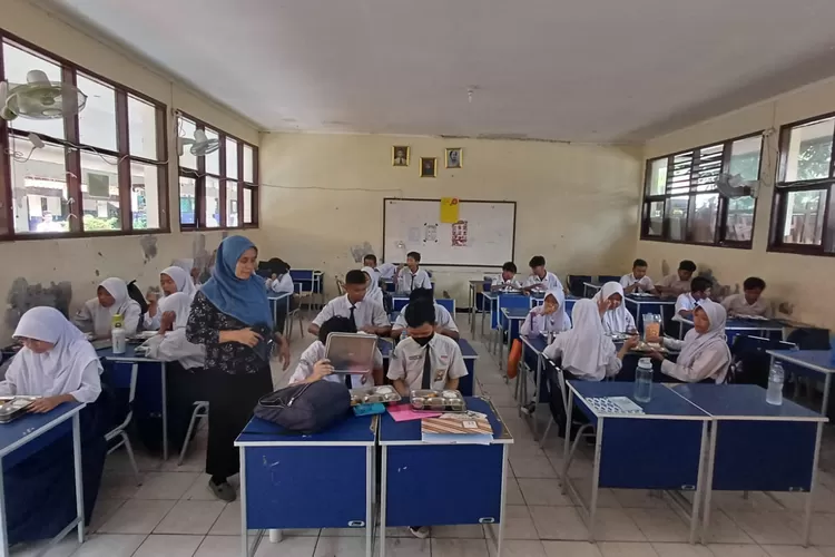 Pelaksanaan Program MBG di SMPN 29 Depok, yang terletak di Jalan Tugu Raya, Kelurahan Tugu, Kecamatan Cimanggis (ANDIKA EKA/RADAR DEPOK)