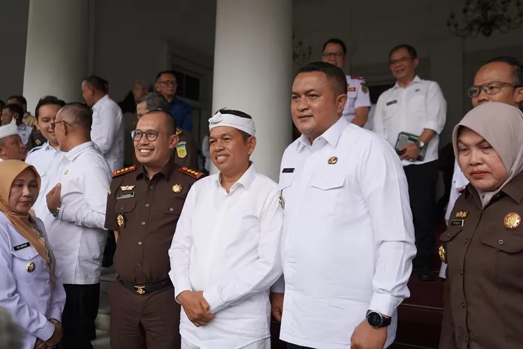 Bupati Bogor, Rudy Susmanto (kanan) bersama Gubernur Jawa Barat, Dedi Mulyadi, menghadiri kegiatan Coaching Clinic Manajemen Aparatur Sipil Negara (ASN) di lingkungan Kabupaten/Kota se-Jawa Barat yang berlangsung di Gedung Pakuan, Bandung, pada Selasa (15/4/25). (Pemkab Bogor)