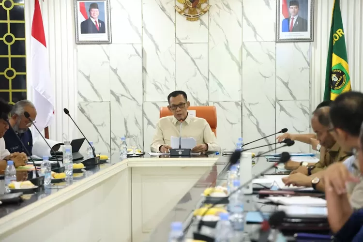 Wabup Jaro Ade memimpin rapat menindaklanjuti inpres.  (IST)